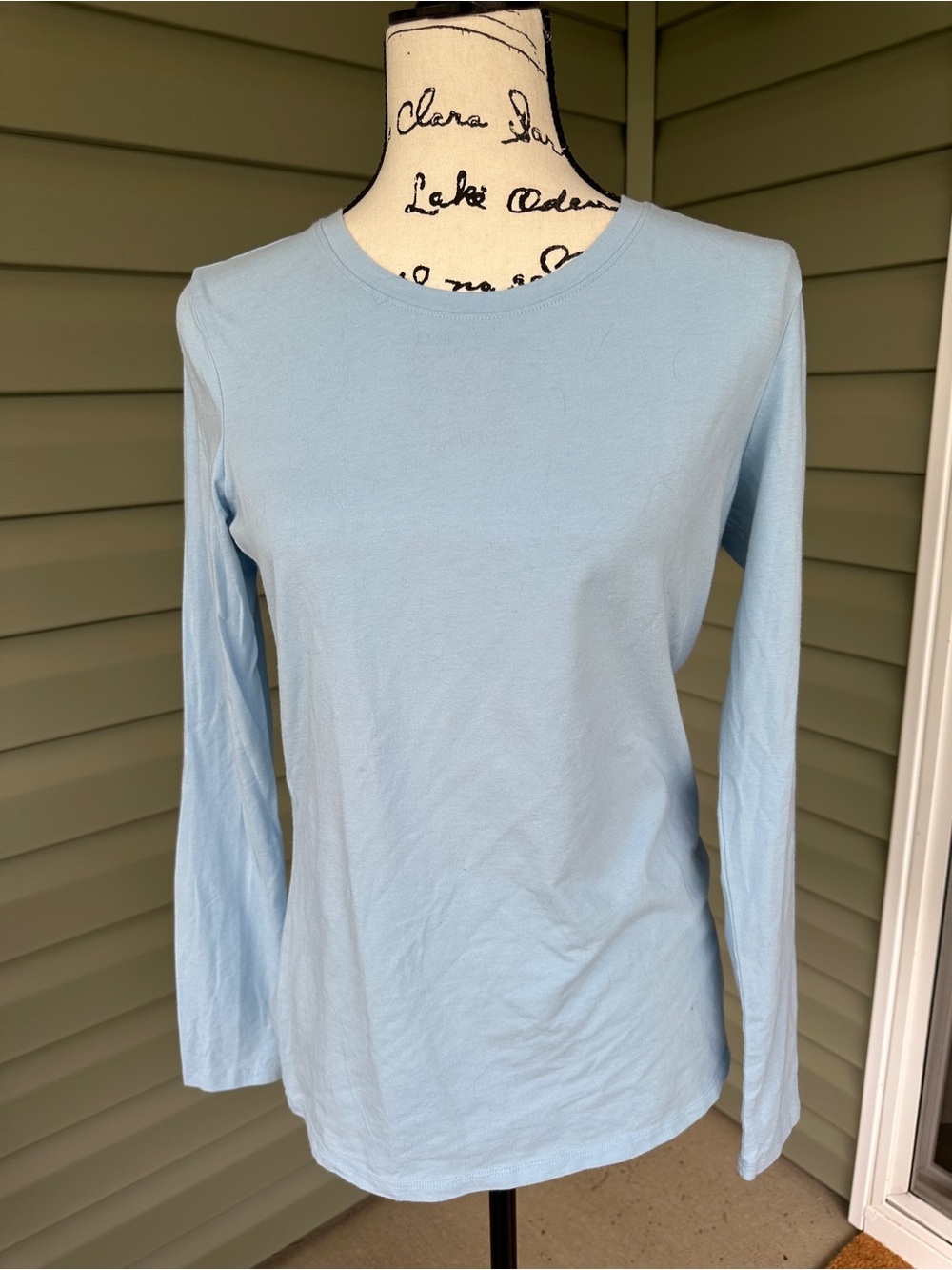 Amazon Essentials Light Blue Long Sleeve Crewneck Tee great under scrubs size M